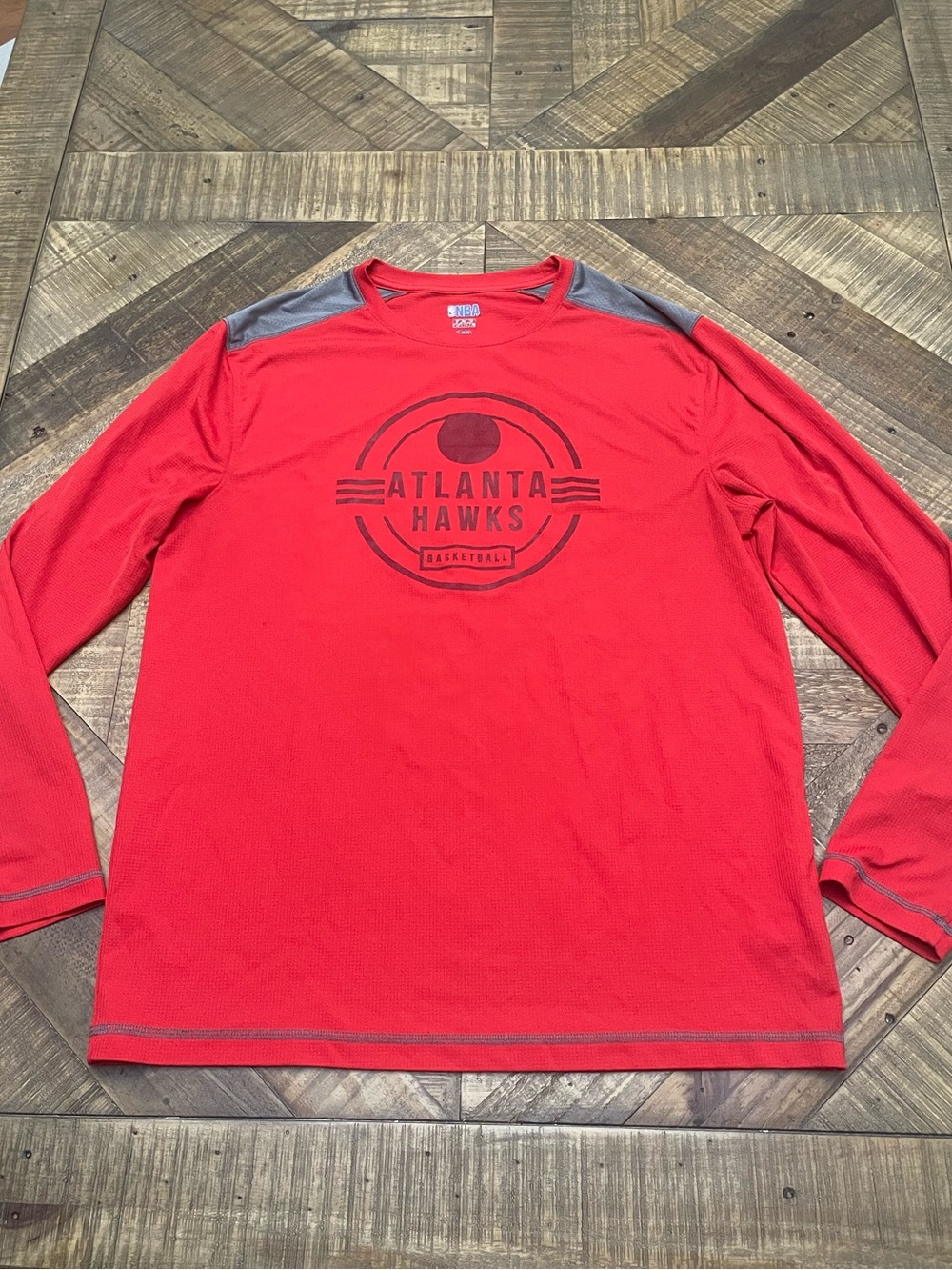 Official NBA Atlanta Hawks Men's Long Sleeve Basketball Training Shirt